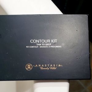 💜Anastasia Beverly Hills contour kit💜
